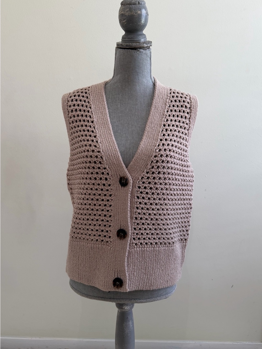 KELLY KLARK Sleeveless V-Neck Crochet Knit Vest in Blush Pink